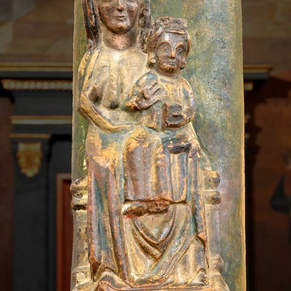 Montblanc.- Santuari Mare de Déu de la Serra del S. XIV. Creu verda romànica del S. XII de pedra policromada. Al fust té gravada la Mare de Déu (7/2015)