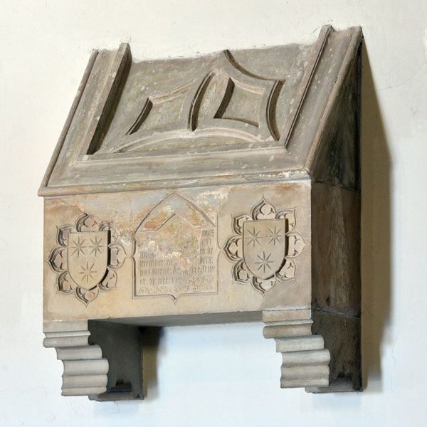 Montblanc.- Santuari Mare de Déu de la Serra del S. XIV. Ossera de pedra tallada d’un dels benefactors del Santuari (7/2015)