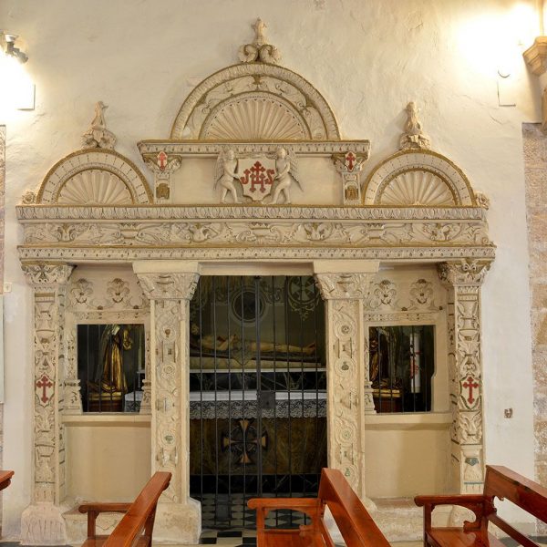 Montblanc.- Santuari Mare de Déu de la Serra del S. XIV. Capella del Sant Sepulcre amb la imatge de Jesús mort (7/2015)