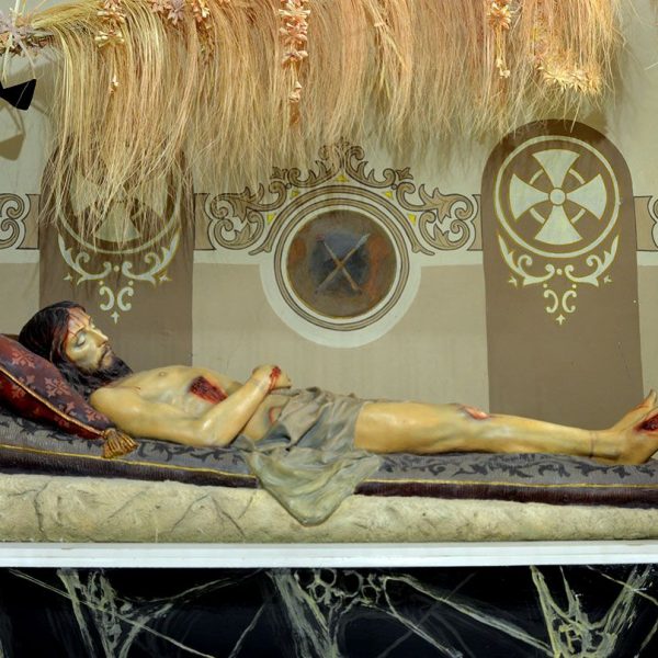 Montblanc.- Santuari Mare de Déu de la Serra del S. XIV. Capella del Sant Sepulcre amb la imatge de Jesús mort (7/2015)