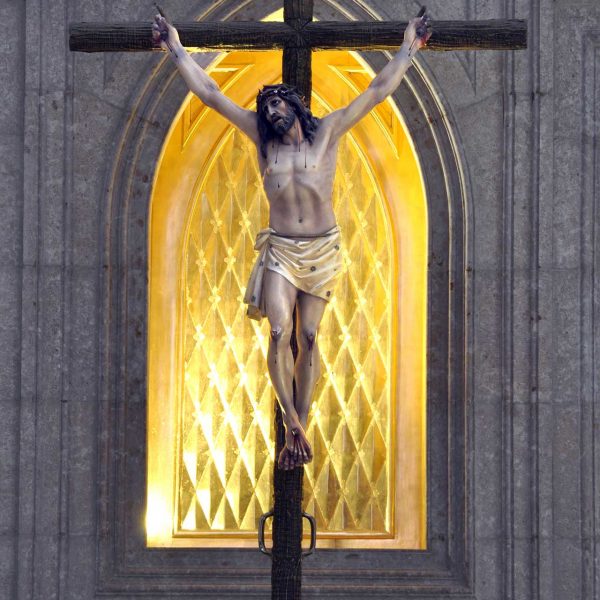 Montblanc.- Església gòtica de Santa Maria, S.XIV. Sant Crist davant el retaule presidint l’altar (4/2014)