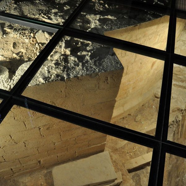 Montblanc.- Església gòtica de Santa Maria S. XIV. Restes de l’absis de l’església romànica i part del que sembla el mur de fonamentació. (3/2014)