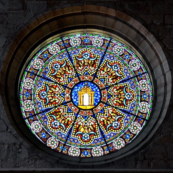 Montblanc.- Església gòtica de Santa Maria S. XIV. Rosassa de vitralls de la façana frontal (3/2014)