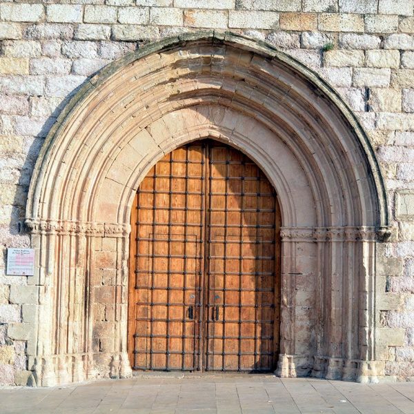 Montblanc.- Església gòtica de Sant Francesc dels S. XIII/XIV. Portalada d'arquivoltes ogivals en degradació (7/2015)