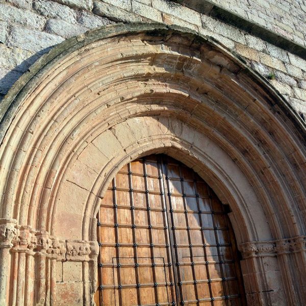 Montblanc.- Església gòtica de Sant Francesc dels S. XIII/XIV. Portalada d'arquivoltes ogivals en degradació (7/2015)