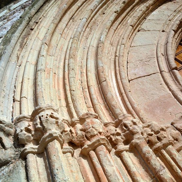 Montblanc.- Església gòtica de Sant Francesc dels S. XIII/XIV. Portalada d'arquivoltes ogivals en degradació (7/2015)