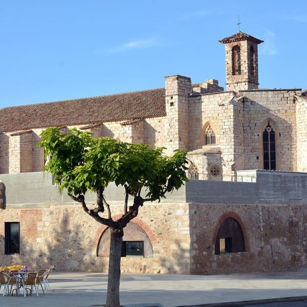 Montblanc.- Església gòtica de Sant Francesc dels S. XIII/XIV. Vista posterior de la nau de capçalera poligonal (7/2015)