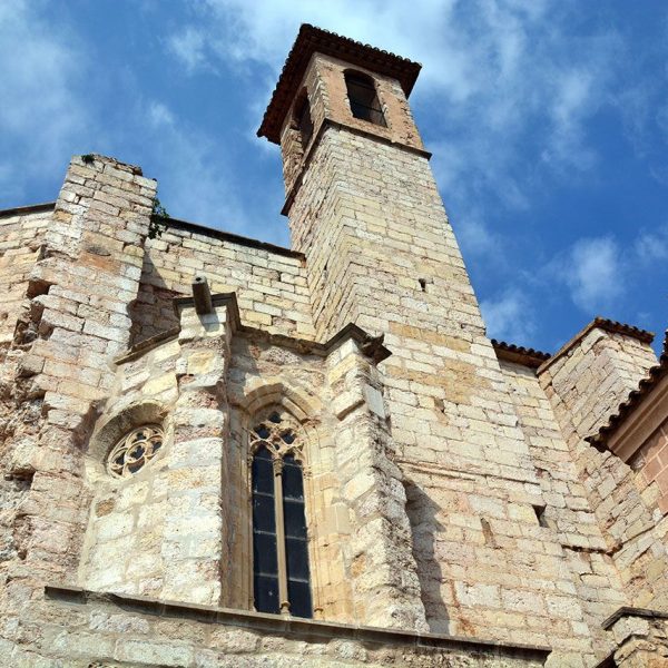 Montblanc.- Església gòtica de Sant Francesc dels S. XIII/XIV. Campanar auster base quadrada i quatre obertures (7/2015)