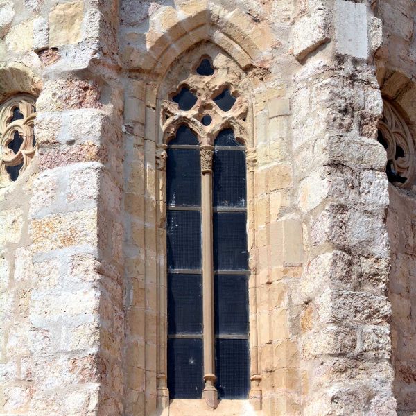 Montblanc.- Església gòtica de Sant Francesc dels S. XIII/XIV. Finestral gòtic de l'absidiola nord (7/2015)