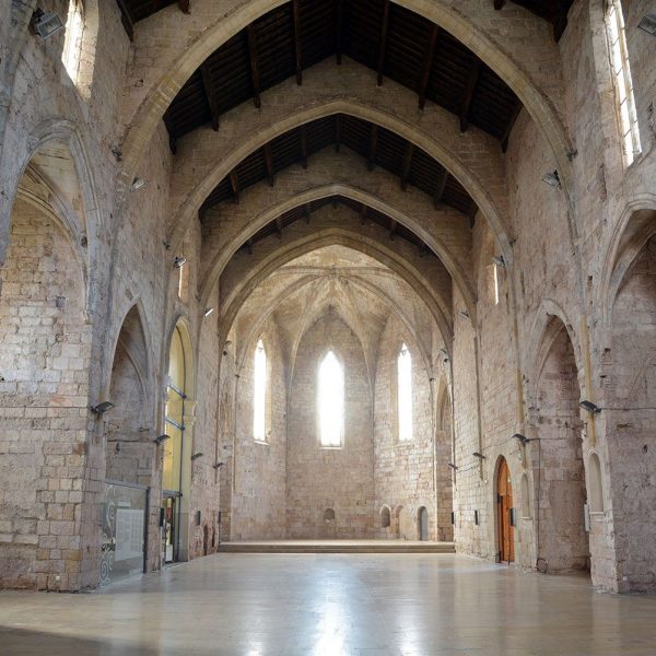 Montblanc.- Església gòtica de Sant Francesc dels S. XIII/XIV, d'arcs diafragmàtics i coberta teginada a la nau i de creueria a l'absis (7/2015)