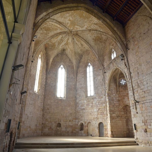 Montblanc.- Església gòtica de Sant Francesc dels S. XIII/XIV, d'arcs diafragmàtics amb coberta de creueria a l'absis (7/2015)