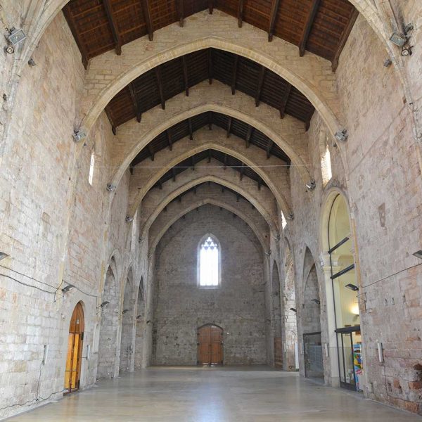 Montblanc.- Església gòtica de Sant Francesc dels S. XIII/XIV, d'arcs diafragmàtics amb coberta teginada a la nau i de creueria a l'absis (7/2015)