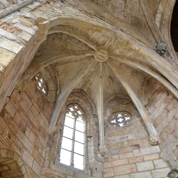 Montblanc.- Església gòtica de Sant Francesc dels S. XIII/XIV. Absidiola del nord coberta amb volta de creueria (7/2015)