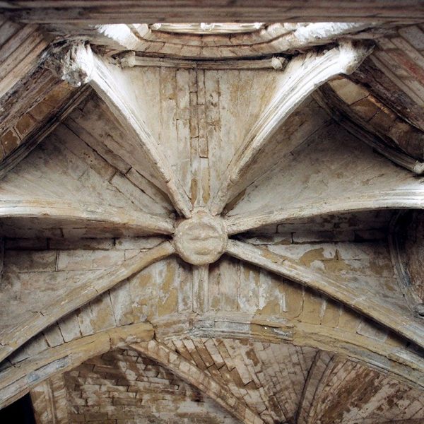 Montblanc.- Església gòtica de Sant Francesc dels S. XIII/XIV. Absidiola del nord coberta amb volta de creueria (7/2015)