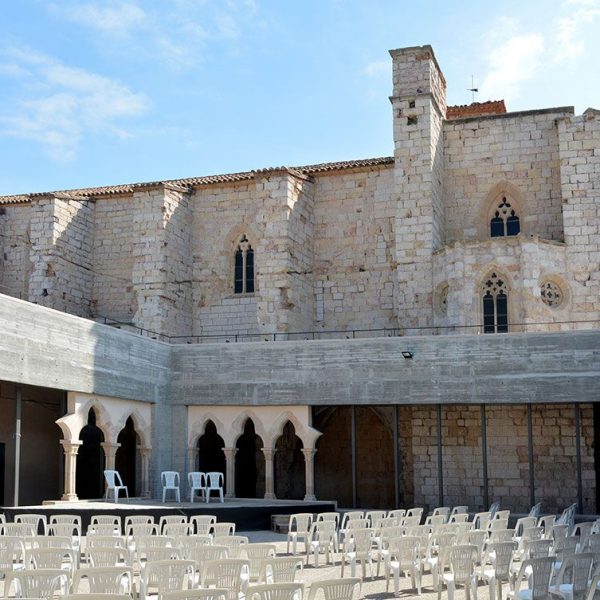 Montblanc.- Església gòtica de Sant Francesc dels S. XIII/XIV. El claustre original tenia dues plantes i el 2014 es va restituir l'espai perimetral (7/2015)