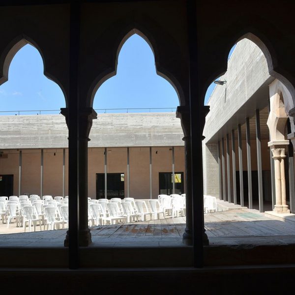 Montblanc.- Església gòtica de Sant Francesc dels S. XIII/XIV. El claustre original tenia dues plantes i el 2014 es va restituir l'espai perimetral (7/2015)