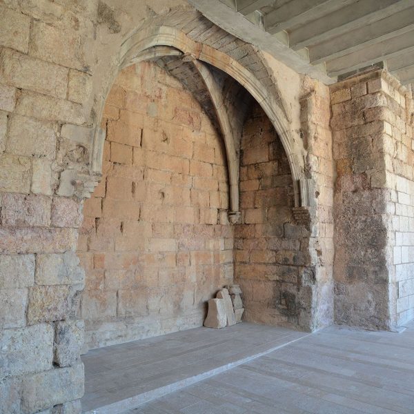 Montblanc.- Església gòtica de Sant Francesc dels S. XIII/XIV. El claustre original tenia dues plantes i el 2014 es va restituir l'espai perimetral (7/2015)