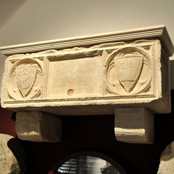 Montblanc.- Església gòtica de Sant Francesc dels S. XIII/XIV. Ossera familiar exposada al Museu Comarcal de Montblanc (3/2014)