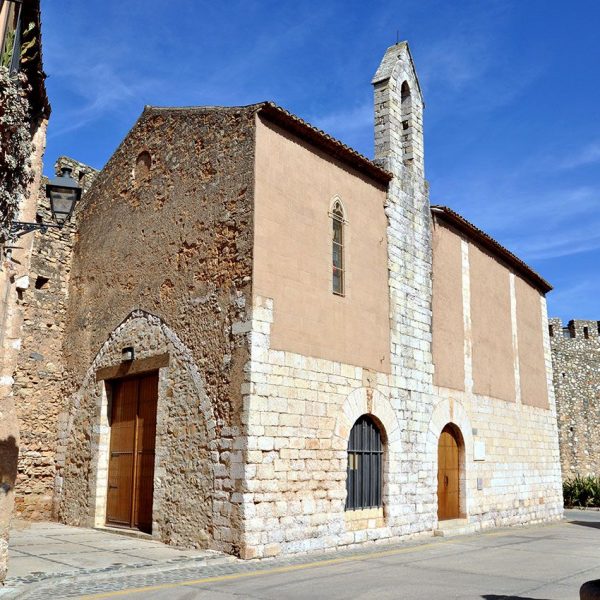 Montblanc.- Església gòtica de Sant Marçal, d'una sola nau i capçalera plana. La façana sud té dues portes, una d'elles convertida en finestra (4/2014)