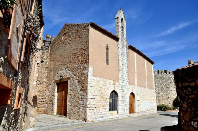 Montblanc.- Església gòtica de Sant Marçal, d'una sola nau i capçalera plana. La façana sud té dues portes, una d'elles convertida en finestra (4/2014)