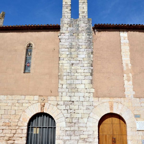 Montblanc.- Església gòtica de Sant Marçal, d'una sola nau i capçalera plana. La façana sud té dues portes, una d'elles convertida en finestra (4/2014)