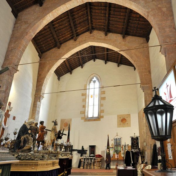 Montblanc.- Església gòtica de Sant Marçal, d'una sola nau i sostre teginat que guarda els passos de Setmana Santa (4/2014)