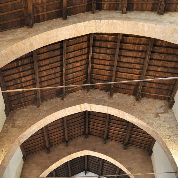 Montblanc.- Església gòtica de Sant Marçal, d'una sola nau coberta per un sostre teginat sostingut per arcs de diafragma (4/2014)