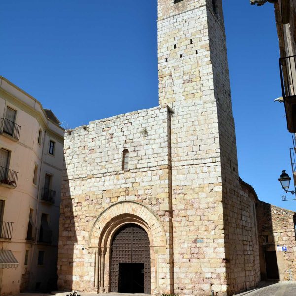 Montblanc.- Església de Sant Miquel, d'estil romànic/gòtic del S. XIII. El campanar es de planta quadrada amb una barreja d'estils (4/2014)