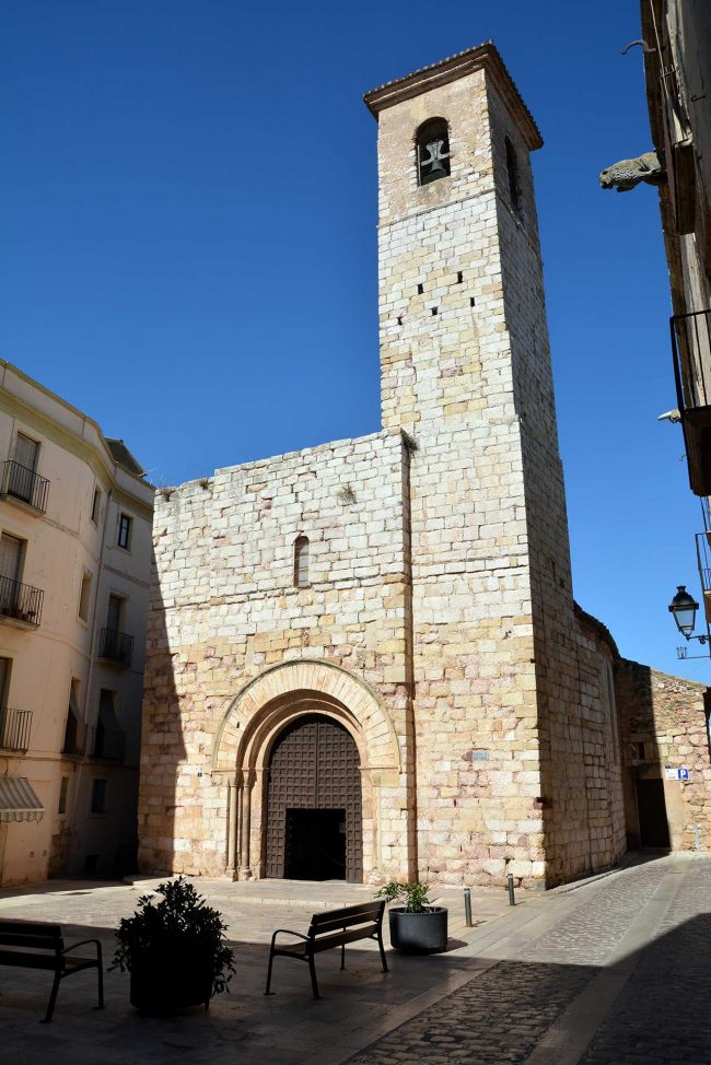 Montblanc.- Església de Sant Miquel, d'estil romànic/gòtic del S. XIII. El campanar es de planta quadrada amb una barreja d'estils (4/2014)