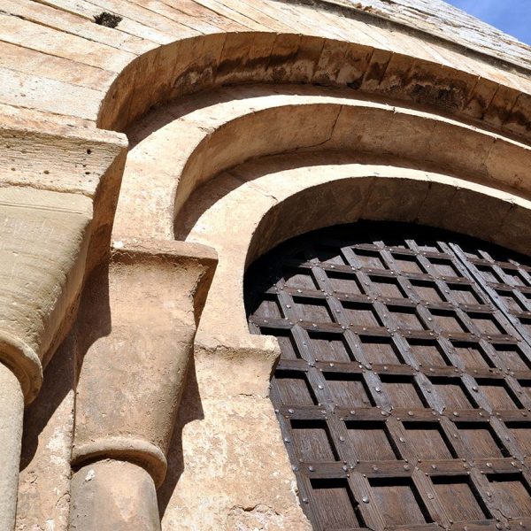Montblanc.- Església de Sant Miquel, d'estil romànic/gòtic del S. XIII. La portalada es de mig punt amb arquivoltes amb degradació (4/2014)