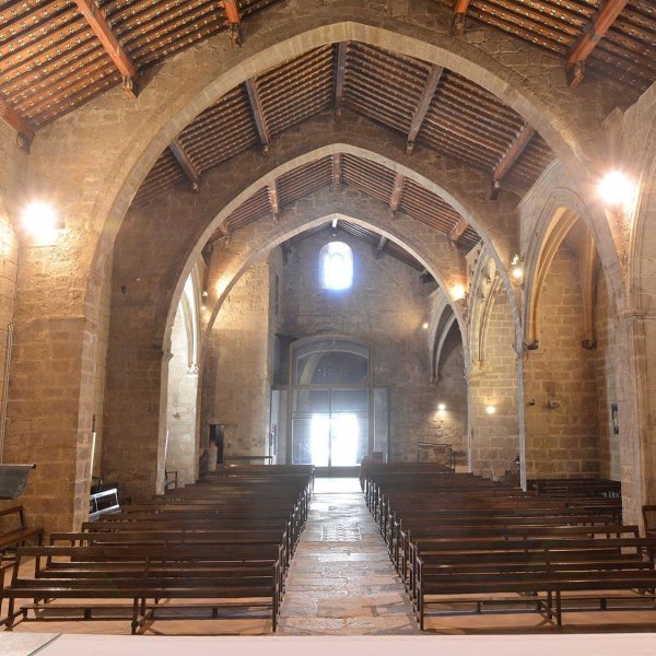 Montblanc.- Església de Sant Miquel, d'estil romànic/gòtic del S. XIII. Es d'una nau i coberta teginada suportada per arcs de diafragma (7/2015)