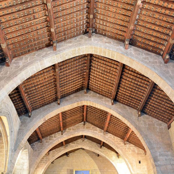 Montblanc.- Església de Sant Miquel, d'estil romànic/gòtic del S. XIII. Vista de la coberta teginada suportada per arcs de diafragma (7/2015)