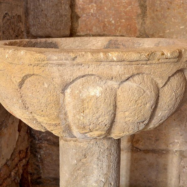 Montblanc.- Església de Sant Miquel, d'estil romànic/gòtic del S. XIII. Pica beneitera amb relleus (7/2015)