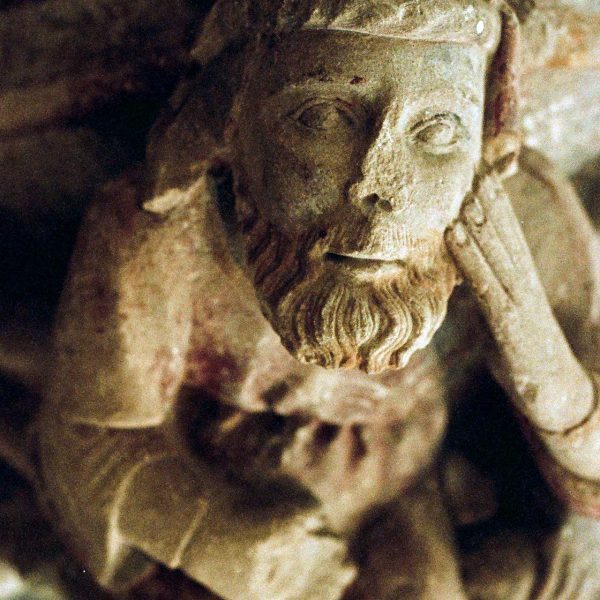 Montblanc.- Església de Sant Miquel, d'estil romànic/gòtic del S. XIII. Mènsula policromada S. XIV/XV de les arcades de les columnes (5/1999)