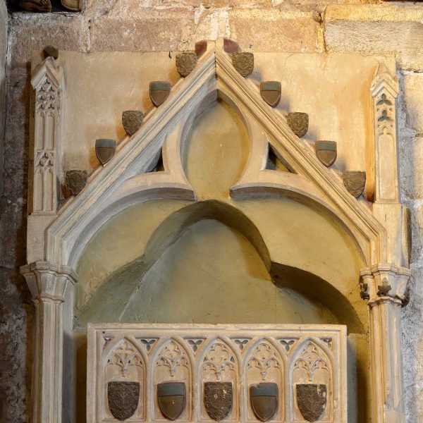 Montblanc.- Església de Sant Miquel, d'estil romànic/gòtic del S. XIII. Ossera d'una capella lateral esquerra amb cinc escuts sota un dosser (7/2015)