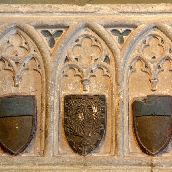 Montblanc.- Església de Sant Miquel, d'estil romànic/gòtic del S. XIII. Ossera d'una capella lateral esquerra amb cinc escuts sota un dosser (7/2015)