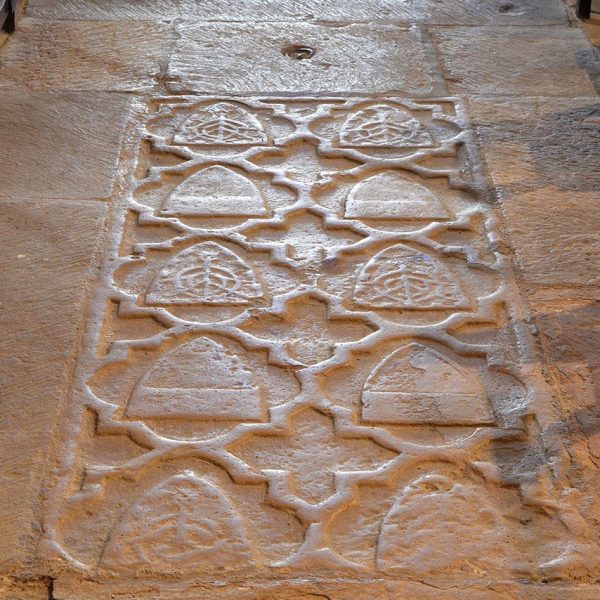 Montblanc.- Església de Sant Miquel, d'estil romànic/gòtic del S. XIII. Vista d'una làpida sepulcral al paviment de la nau (7/2015)