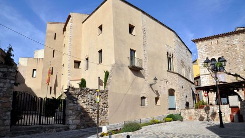 Montblanc.- Palau Alenyà d’estil gòtic, S. XIV. Amb portalada adovellada i finestrals triforats. Es la seu del Consell Comarcal (4/2014)