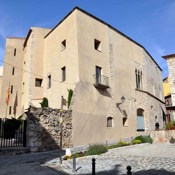 Montblanc.- Palau Alenyà d’estil gòtic, S. XIV. Amb portalada adovellada i finestrals triforats. Es la seu del Consell Comarcal (4/2014)