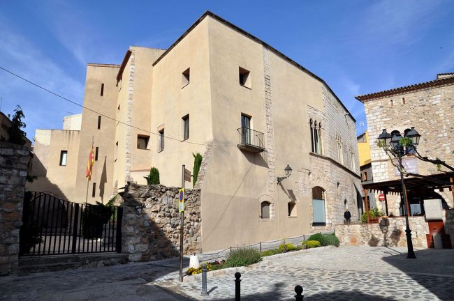 Montblanc.- Palau Alenyà d’estil gòtic, S. XIV. Amb portalada adovellada i finestrals triforats. Es la seu del Consell Comarcal (4/2014)