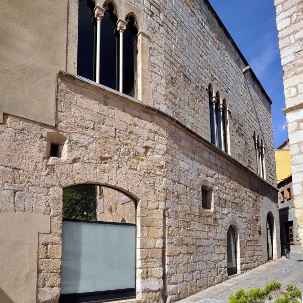 Montblanc.- Palau Alenyà d’estil gòtic, S. XIV. Amb portalada adovellada i finestrals triforats. Es la seu del Consell Comarcal (4/2014)