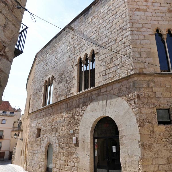 Montblanc.- Palau Alenyà d’estil gòtic, S. XIV. Amb portalada adovellada i finestrals triforats. Es la seu del Consell Comarcal (4/2014)