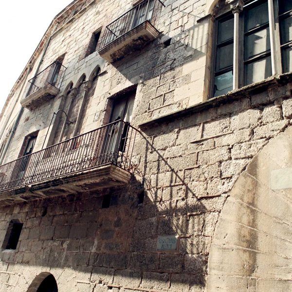 Montblanc.- Palau Alenyà d’estil gòtic, S. XIV –Vista de la façana on figura un balcó posteriorment desaparegut en una fotografia del 1995