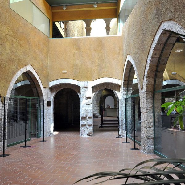 Montblanc.- Palau Alenyà d’estil gòtic, S. XIV – Vista de dins del vestíbul adequat com seu del Consell Comarcal (3/2014)