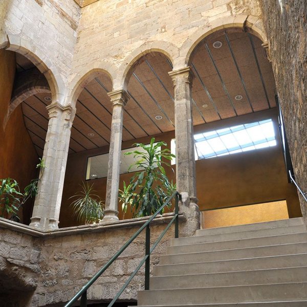 Montblanc.- Palau Alenyà d’estil gòtic, S. XIV – Vista de la galeria porxada del S. XVI del primer pis (3/2014)