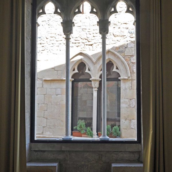 Montblanc.- Palau Alenyà d’estil gòtic, S. XIV – Vista de la Casa Aguiló a través del finestral triforat de la sala d’actes (3/2014)