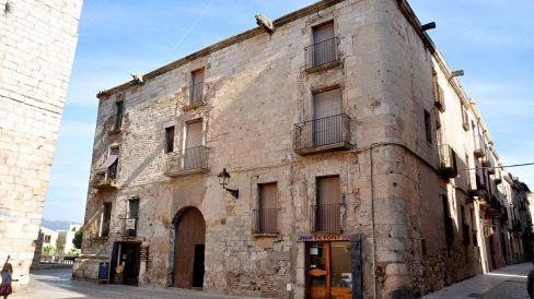 Montblanc.- Palau del Castlà d’estil gòtic tardà de tres pisos. La portalada adovellada es d’arc de mig punt i els finestrals renaixentistes. (4/2014)