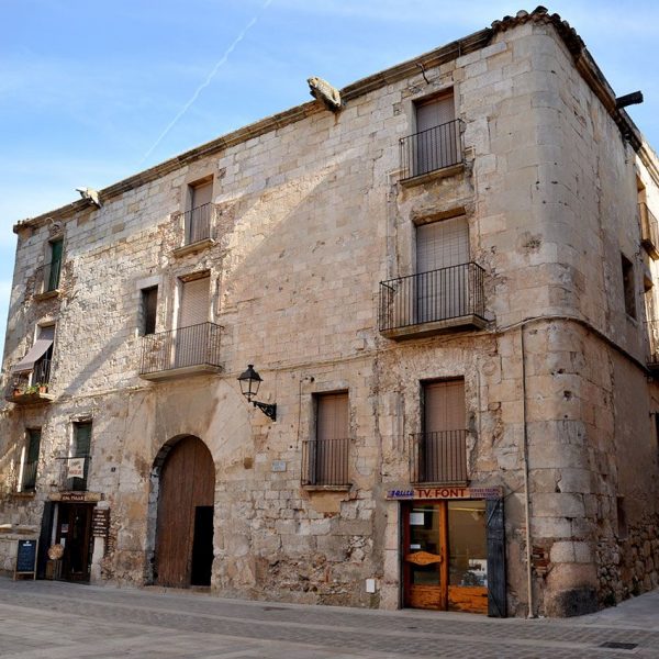 Montblanc.- Palau del Castlà d’estil gòtic tardà de tres pisos. La portalada adovellada es d’arc de mig punt i els finestrals renaixentistes. (4/2014)