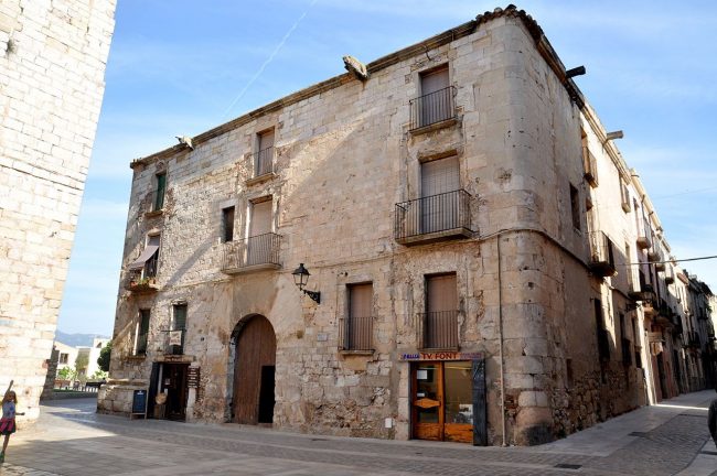 Montblanc.- Palau del Castlà d’estil gòtic tardà de tres pisos. La portalada adovellada es d’arc de mig punt i els finestrals renaixentistes. (4/2014)