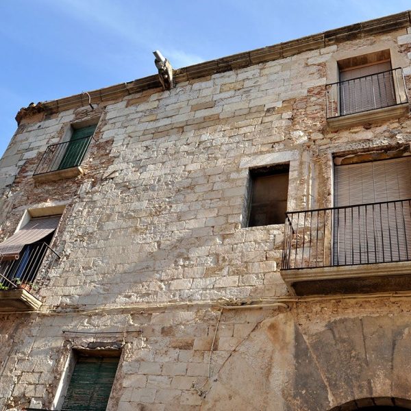 Montblanc.- Palau del Castlà d’estil gòtic tardà de tres pisos. La portalada adovellada es d’arc de mig punt i els finestrals renaixentistes. (4/2014)